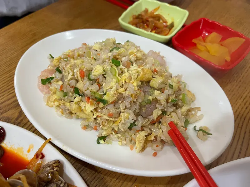 새우볶음밥과 밑반찬