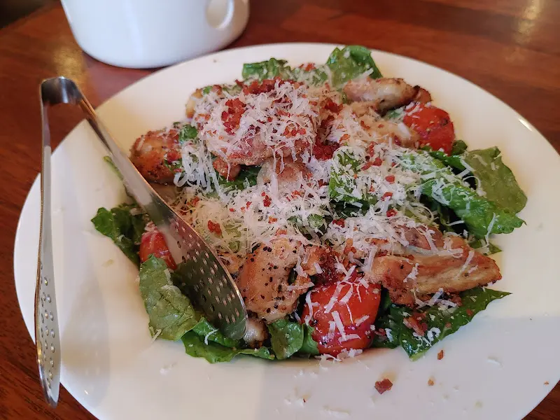 신선한 채소가 듬뿍 들어간 샐러드