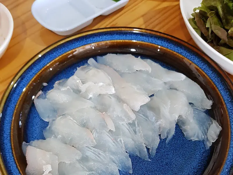 윤기가 흐르는 광어회