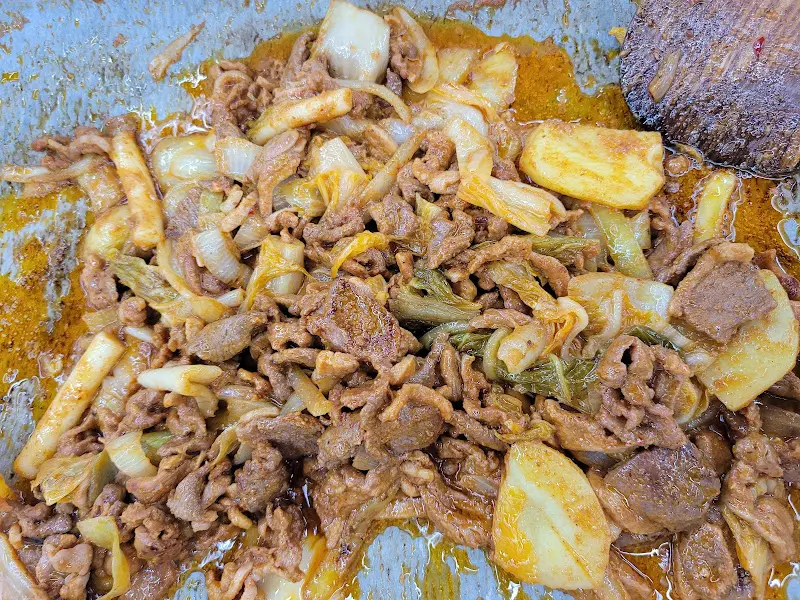 김치와 함께 볶아진 오리주물럭