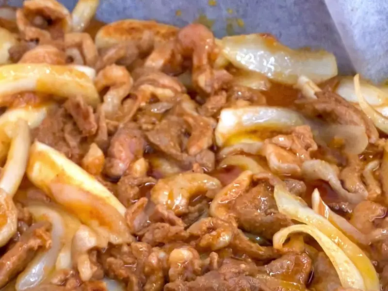 윤기가 흐르는 오리주물럭의 클로즈업