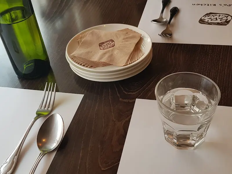 깔끔하게 세팅된 테이블