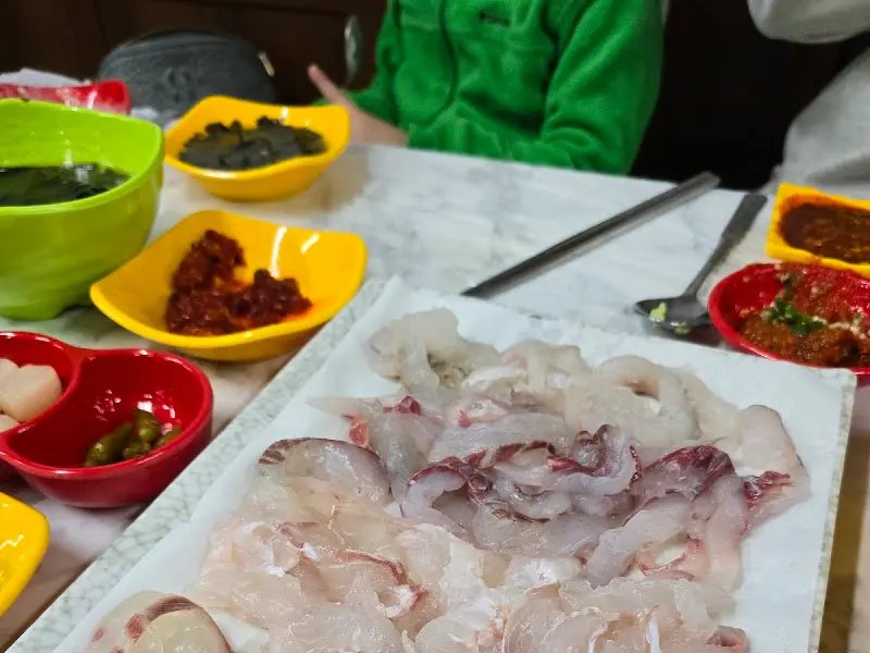 다양한 종류의 활어회가 푸짐하게 담겨 있는 모습