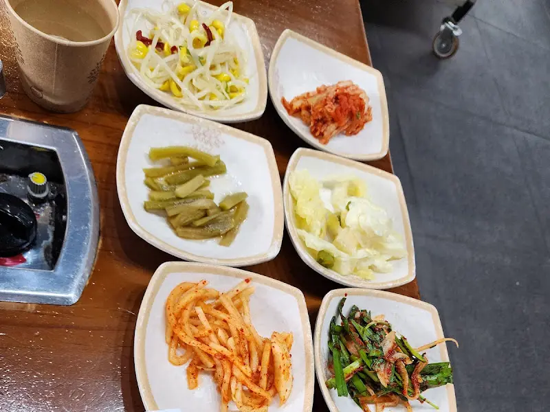 정갈하게 차려진 밑반찬들