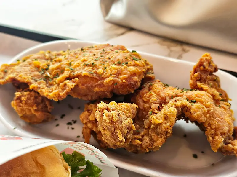 겉은 바삭하고 속은 촉촉한 치킨