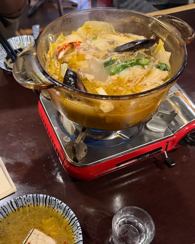 해물이 가득 들어간 탕 요리