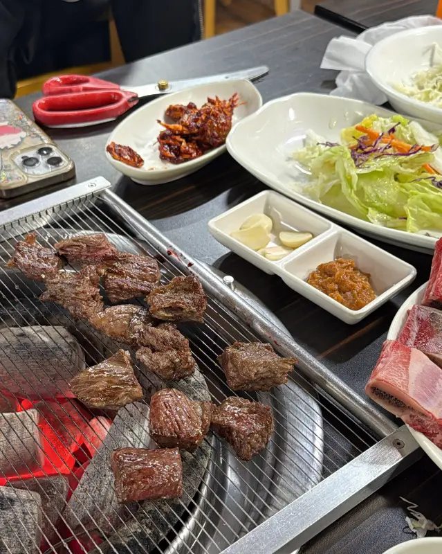 맛있게 익은 갈비와 다양한 곁들임