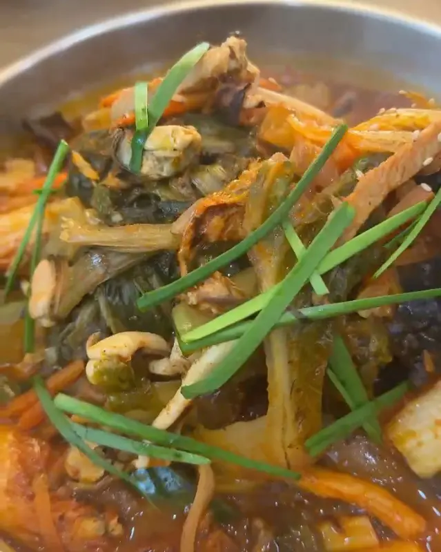 푸짐한 채소 고명이 인상적인 짬뽕