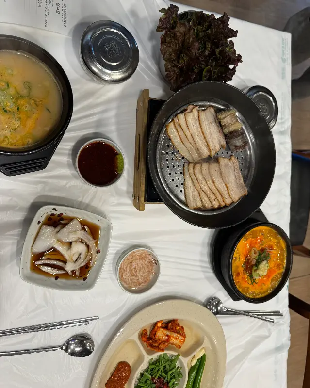 수육 백반 한 상 차림