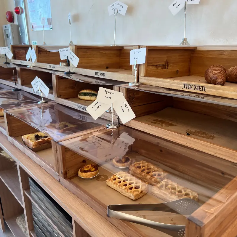 다양한 빵들이 진열된 모습