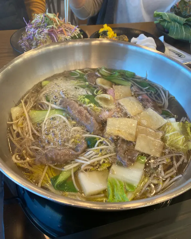 샤브샤브 냄비 안에서 익어가는 채소와 고기