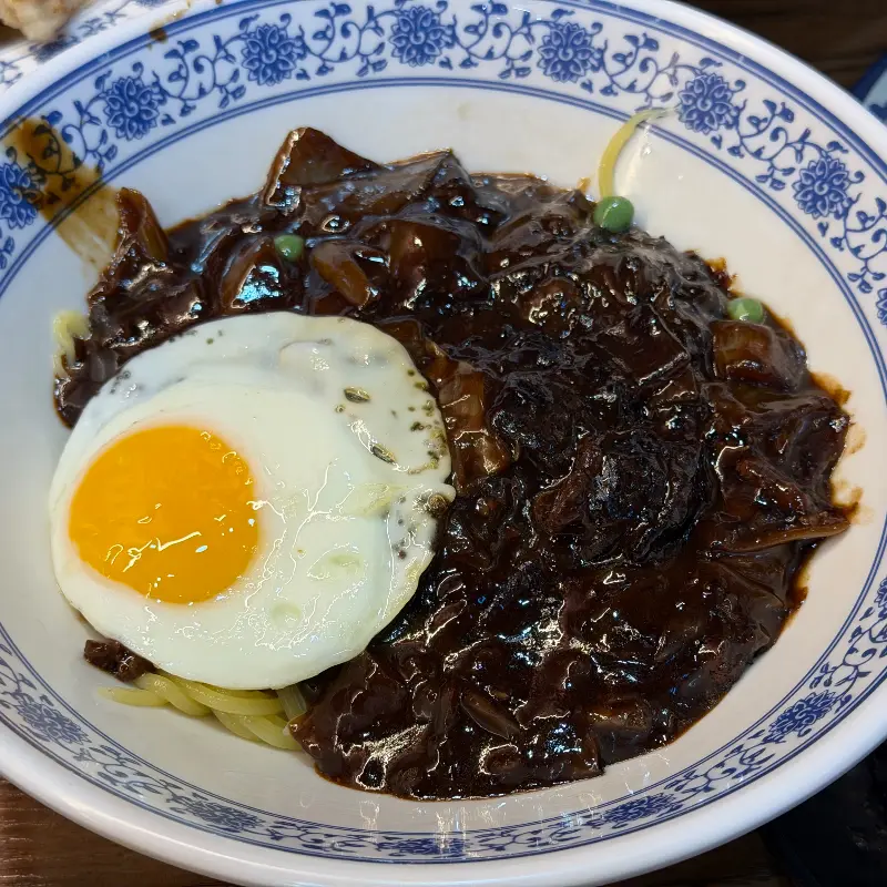 반숙 계란 프라이가 올라간 짜장면