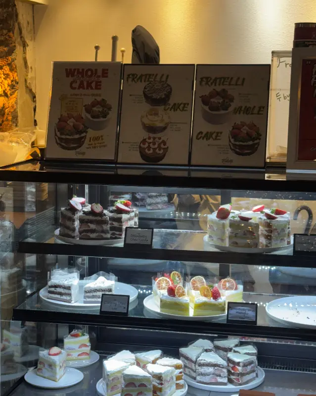 쇼케이스 안의 케이크들