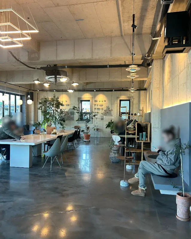 넓고 테이블 간 간격이 넓은 카페 내부