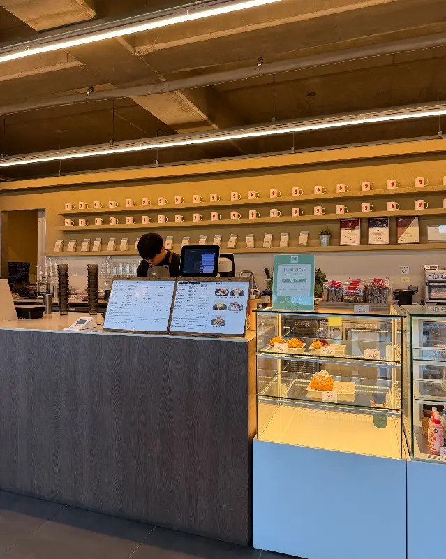 카페 내부 카운터와 디저트 쇼케이스
