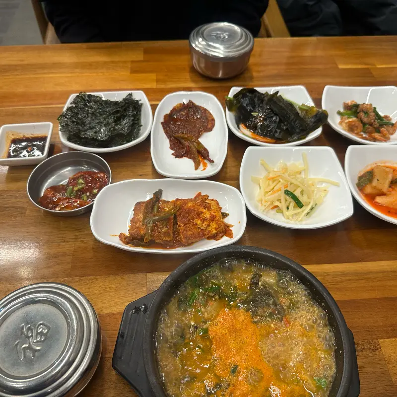 다슬기해장국과 반찬