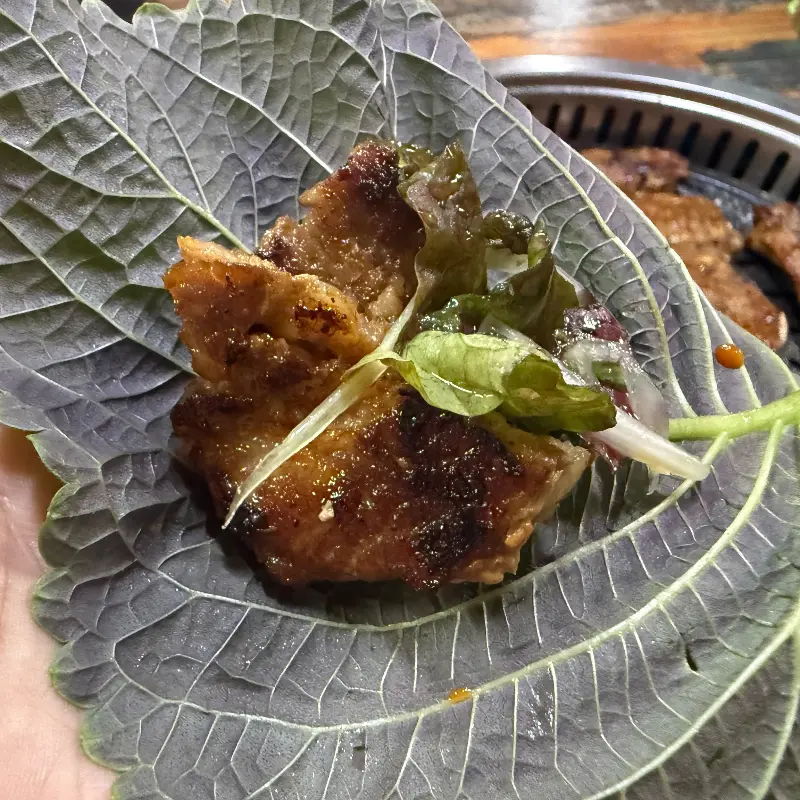 쌈으로 즐기는 돼지갈비