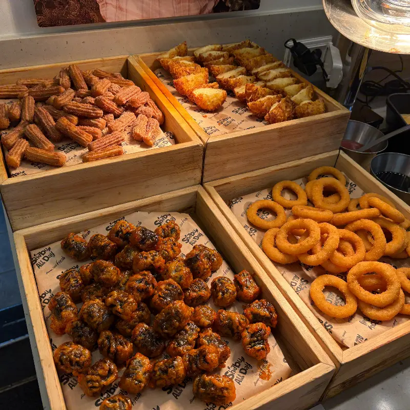 다양한 튀김 종류가 담긴 나무 상자들