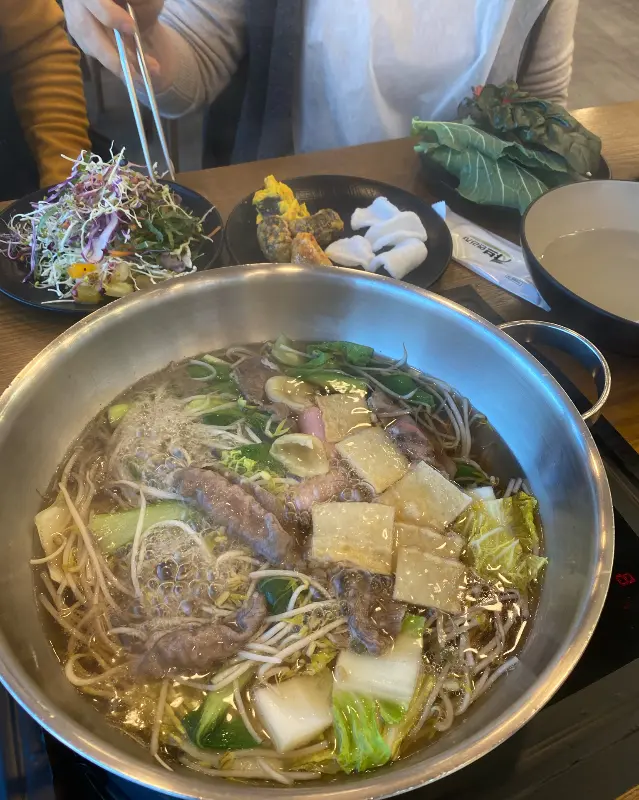 샤브샤브 냄비에 채소와 고기를 넣고 끓이는 모습