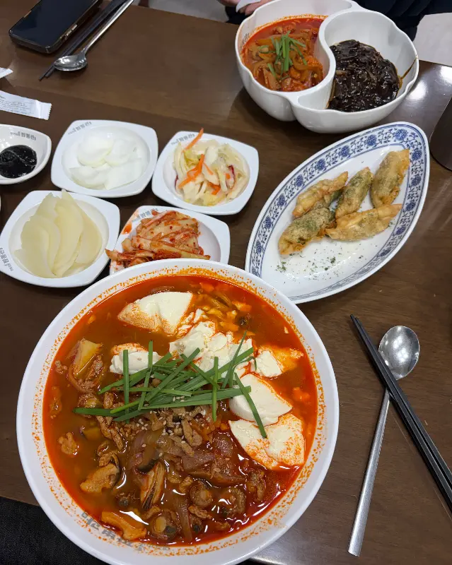 짬뽕과 짜장면, 군만두가 함께 놓여진 푸짐한 테이블 전경