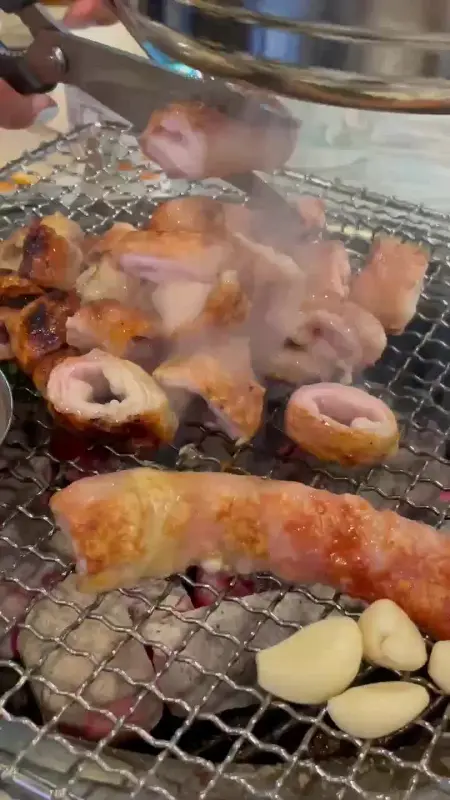 초벌된 막창이 불판 위에서 구워지는 모습