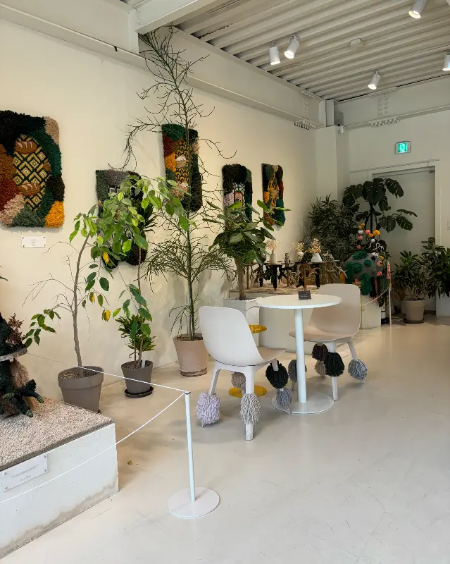 화이트톤 인테리어와 식물들이 어우러진 내부 모습