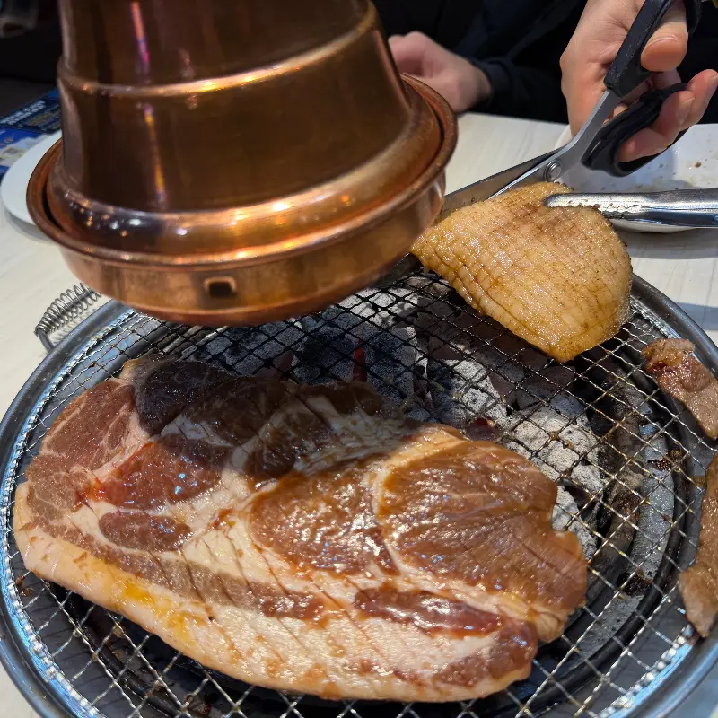 숯불 위에서 익어가는 돼지갈비