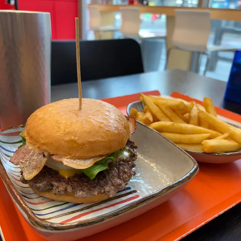 브래드 버거와 감자튀김