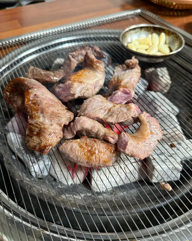 숯불 위에서 맛있게 구워진 갈매기살