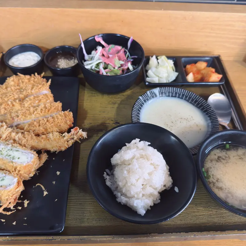 돈까스, 밥, 샐러드, 미소시루가 한 상에