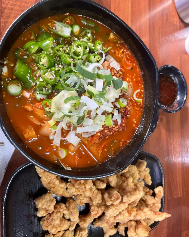 푸짐한 해물과 야채 고명