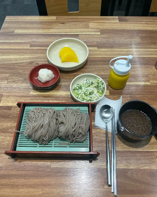 정갈하게 차려진 소바 한 상