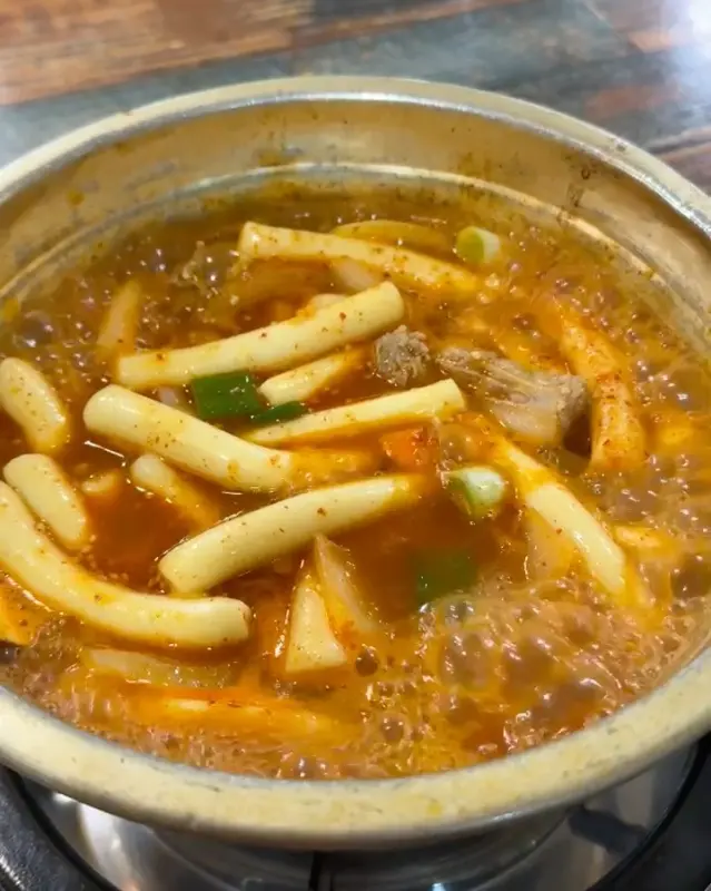 매콤한 양념이 잘 배어든 쫄깃한 떡