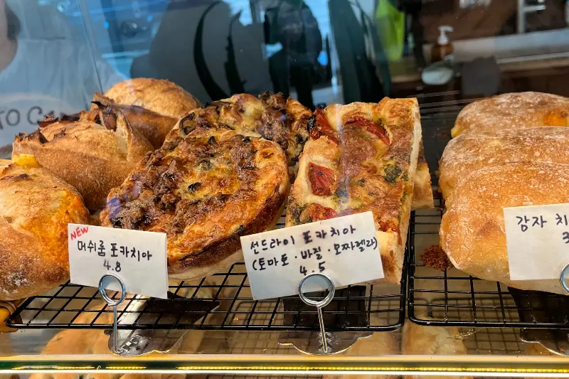 쇼케이스 안의 다양한 빵들
