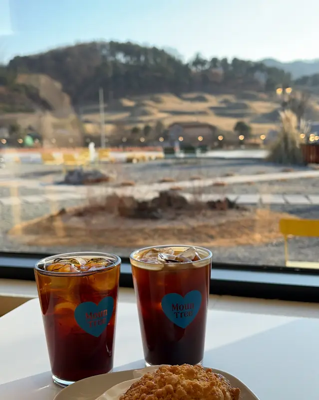 창밖 풍경과 함께 놓인 음료
