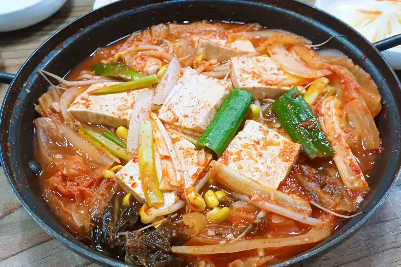 깊고 진한 국물 맛이 일품인 김치찌개