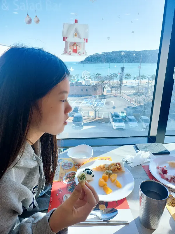 창밖으로 보이는 바다 풍경