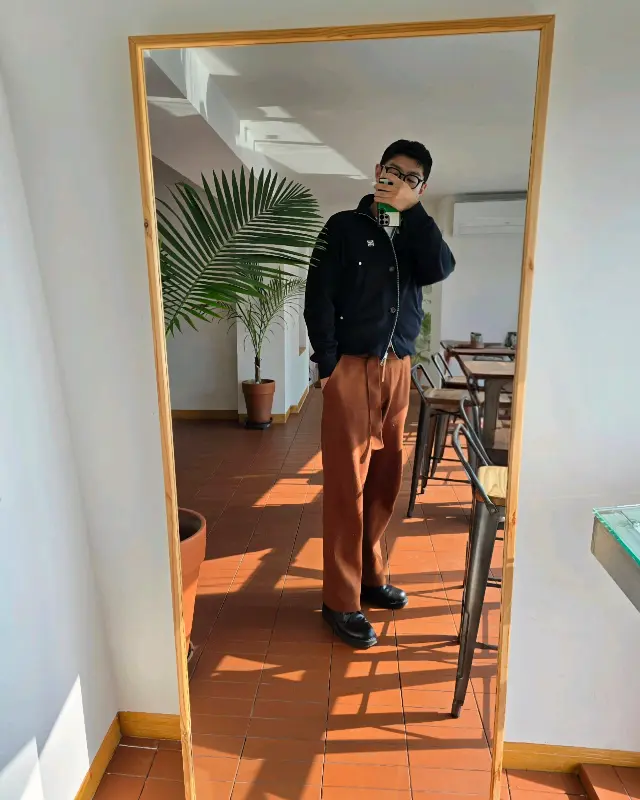 카페 내부의 거울