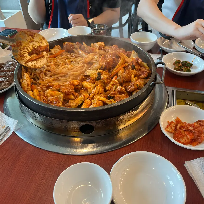 손님들로 가득찬 매장