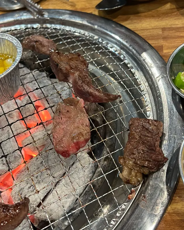 숯불 위에서 맛있게 익어가는 소고기