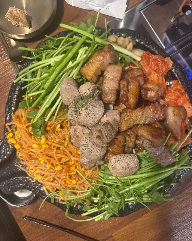 돌판 위에 푸짐하게 담긴 꼭이한판의 모습