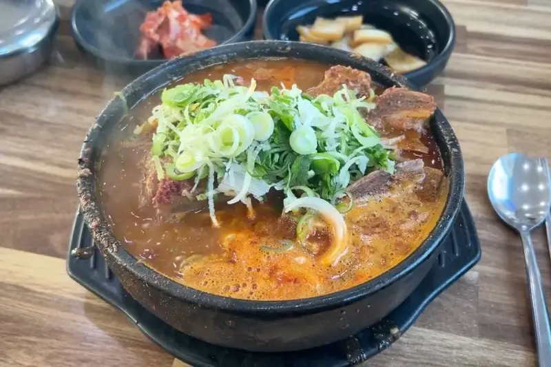 푸짐한 뼈해장국의 모습