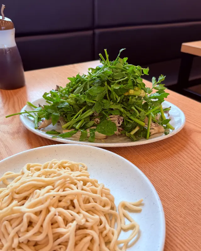 신선한 야채와 칼국수 면