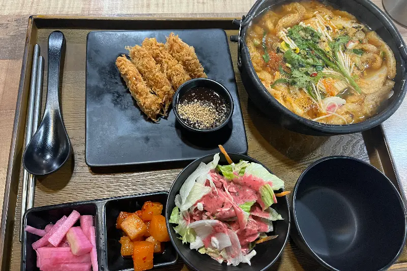 돈까스와 함께 제공되는 김치우동