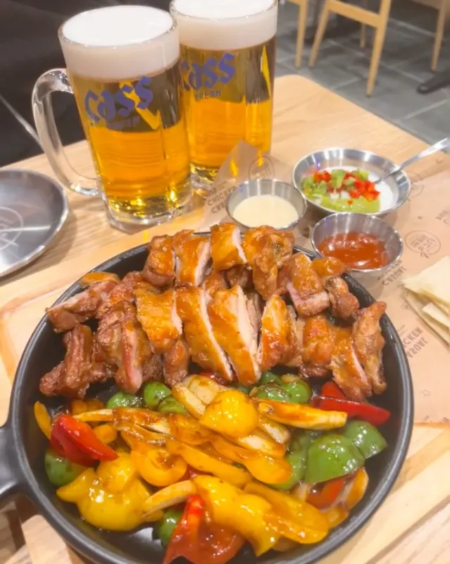 시원한 생맥주와 함께 즐기는 누구나홀딱반한닭 천곡점의 쌈닭