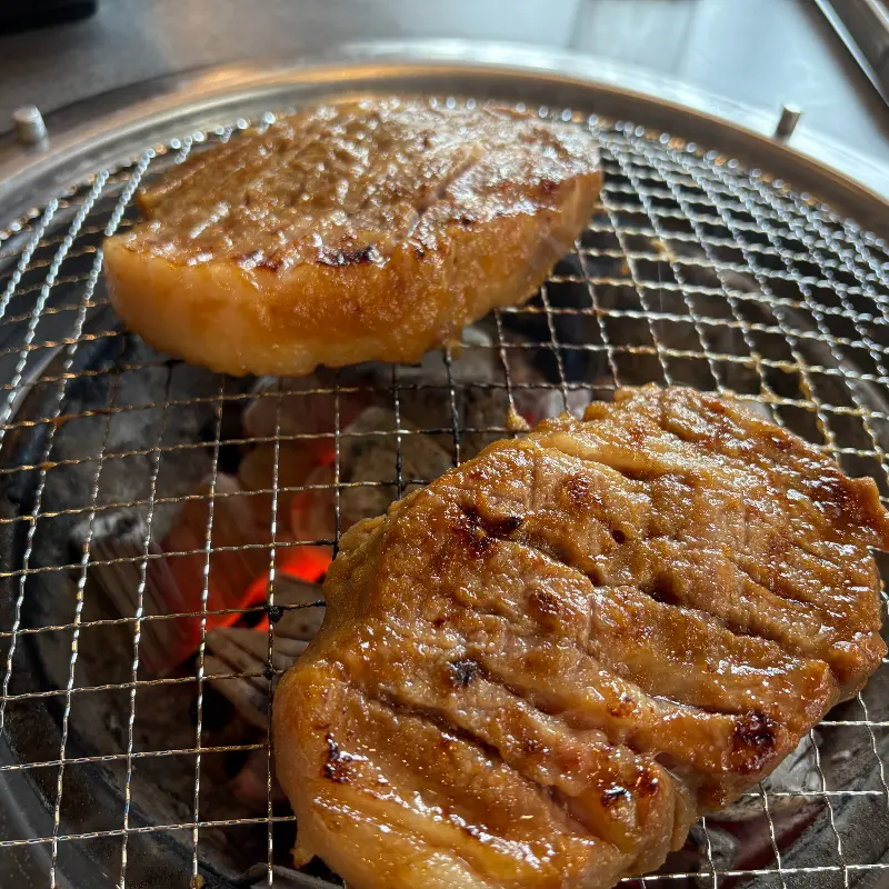 숯불 위에서 익어가는 돼지갈비