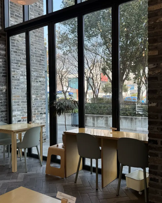 통창으로 들어오는 햇살이 따뜻한 카페 내부