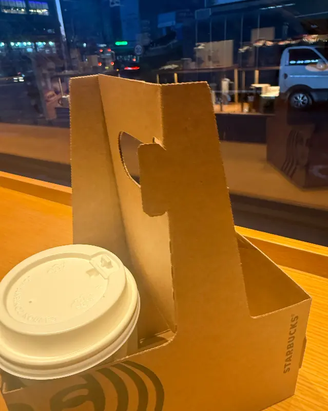 테이블 위에 놓인 커피 캐리어