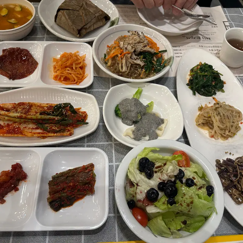 정갈하게 차려진 육간명가의 한상차림