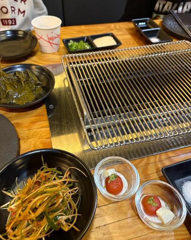 테이블 위에 놓인 깔끔한 식기류와 곁들임 반찬